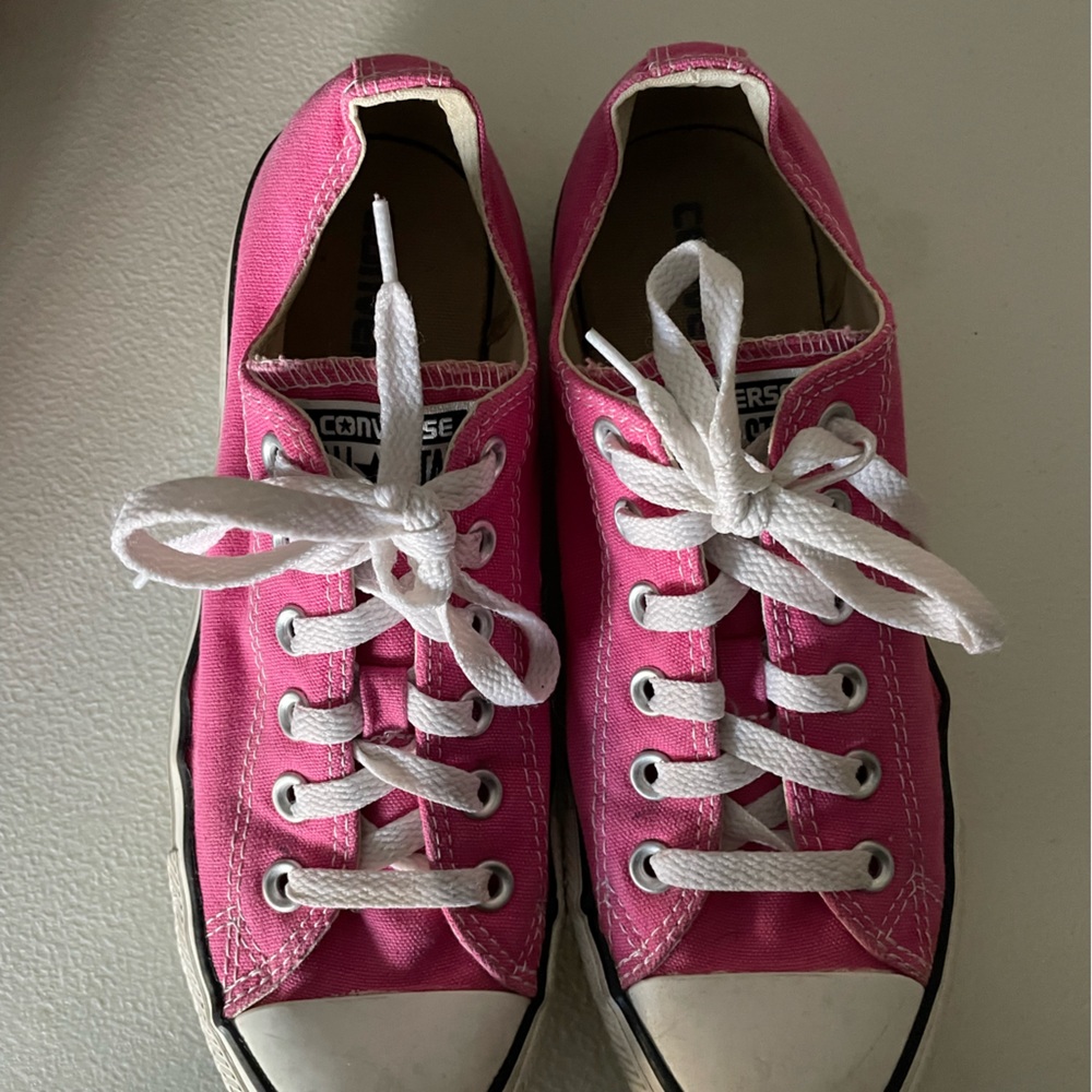 Size 8 women’s pink converse!